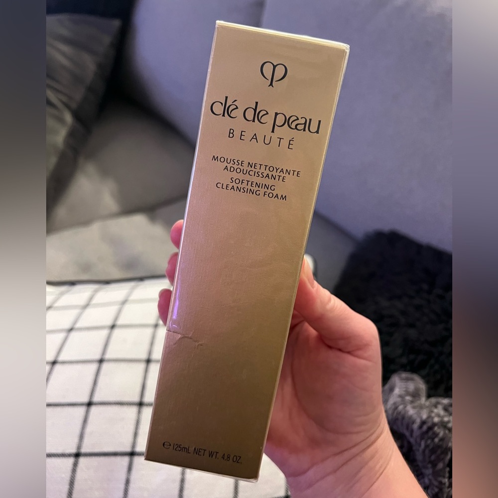 Cle de peau Softening cleansing foam